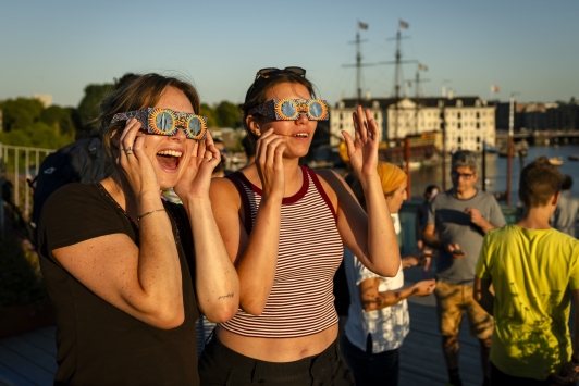 Twee personen kijken naar eclips