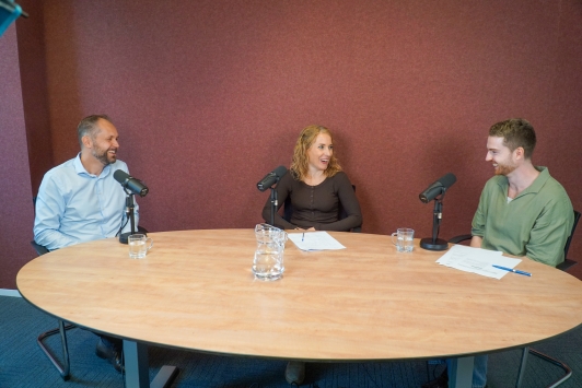 Peter de Keijzer, Eline Slagboom en Timo Nieuwenhuis aan tafel bij Verrekijkers