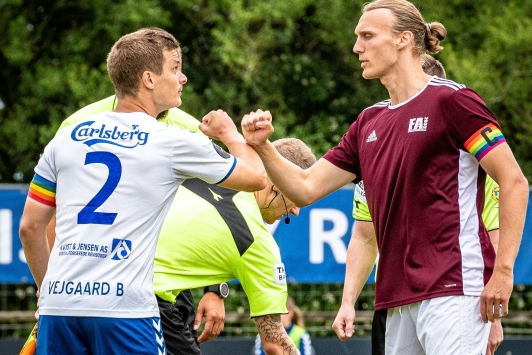 Twee voetballers die elkaar een beetje dreigend aankijken