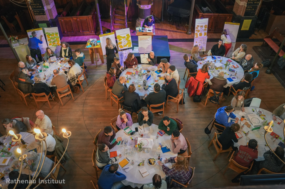 Mensen aan ronde tafels.