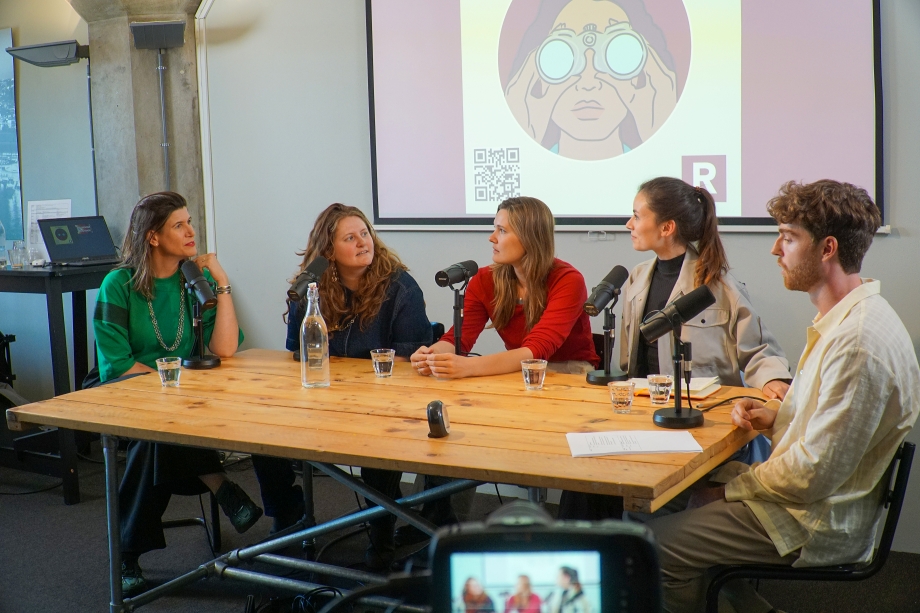 Timo Nieuwenhuis, Marit de Jong, Eva Hofman, Lotje Beek en Esther Hammelburg aan tafel tijdens de opname
