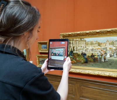 Een expositie over VR waarbij je met een tablet oude schilderijen scant voor meer informatie