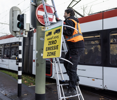 Het bord voor de zero emissie zone in Den Haag krijgt een plek