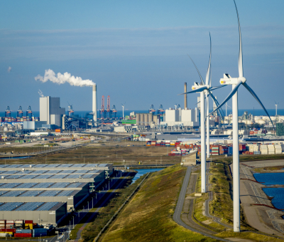 Industrieterrein met windmolens en zonnepanelen